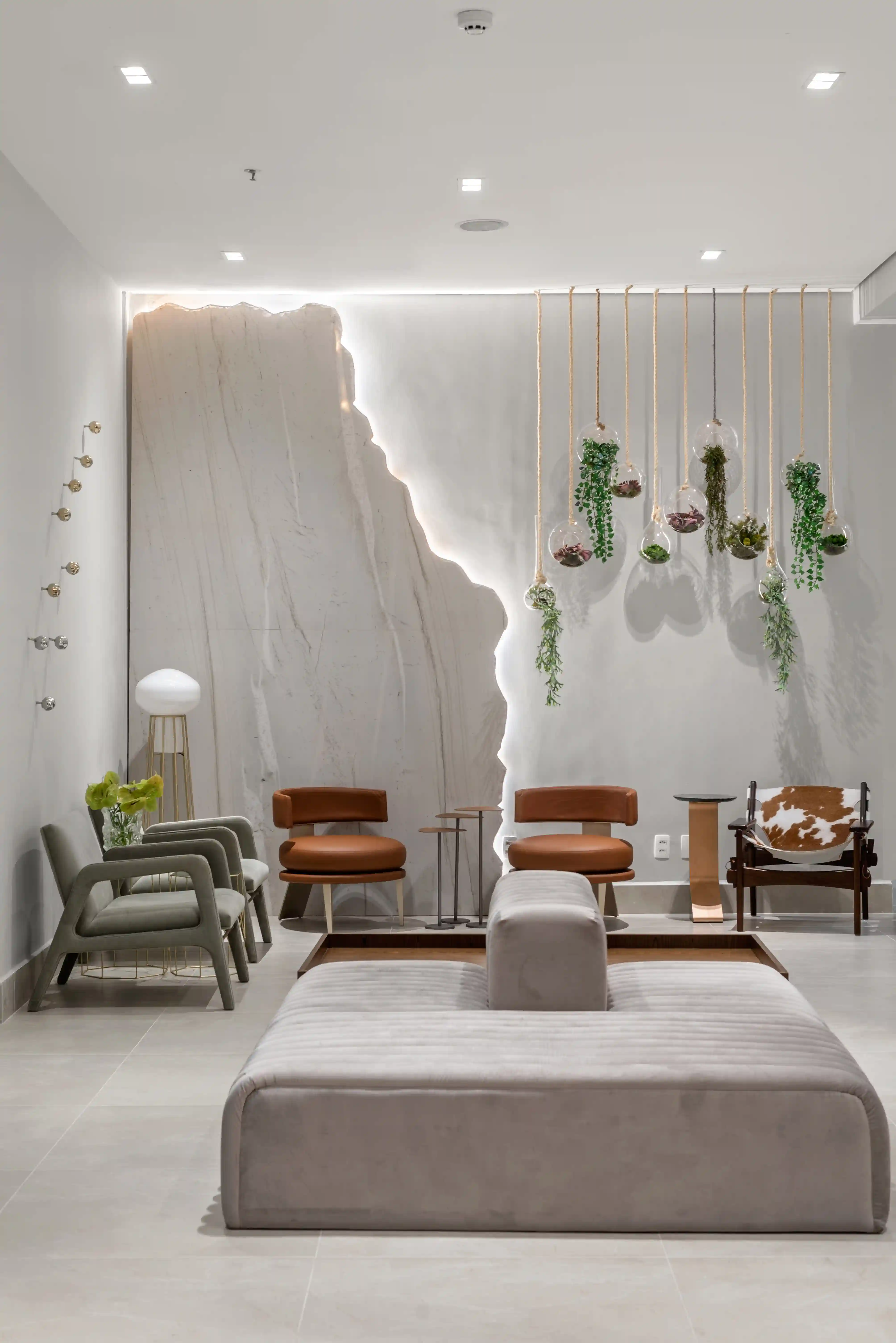 Integração de sala, jantar e cozinha com conceito aberto, valorizando a luminosidade natural e a funcionalidade dos espaços.